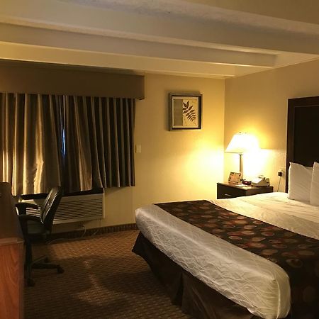 Days Inn By Wyndham Bloomington West Exteriér fotografie