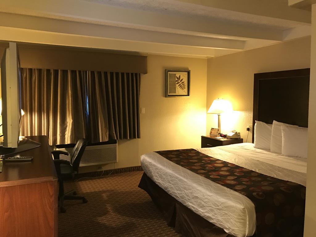 Days Inn By Wyndham Bloomington West Exteriér fotografie