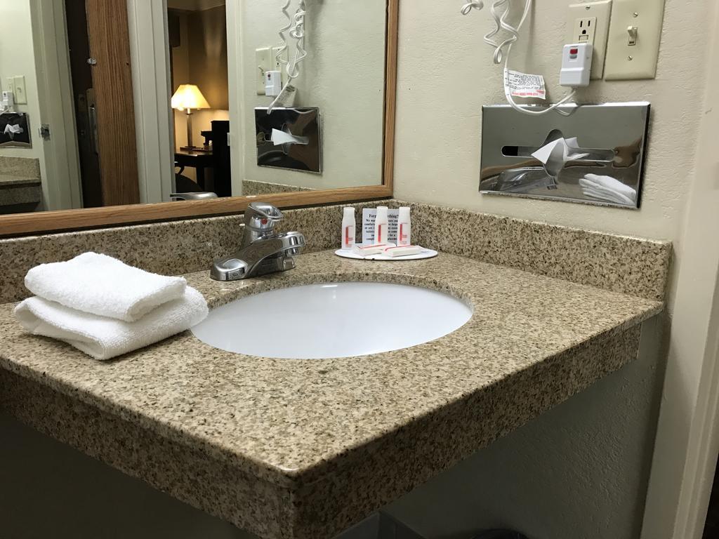 Days Inn By Wyndham Bloomington West Exteriér fotografie