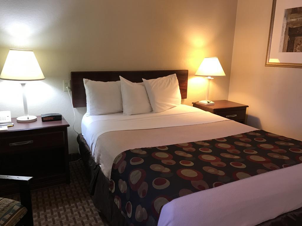 Days Inn By Wyndham Bloomington West Exteriér fotografie