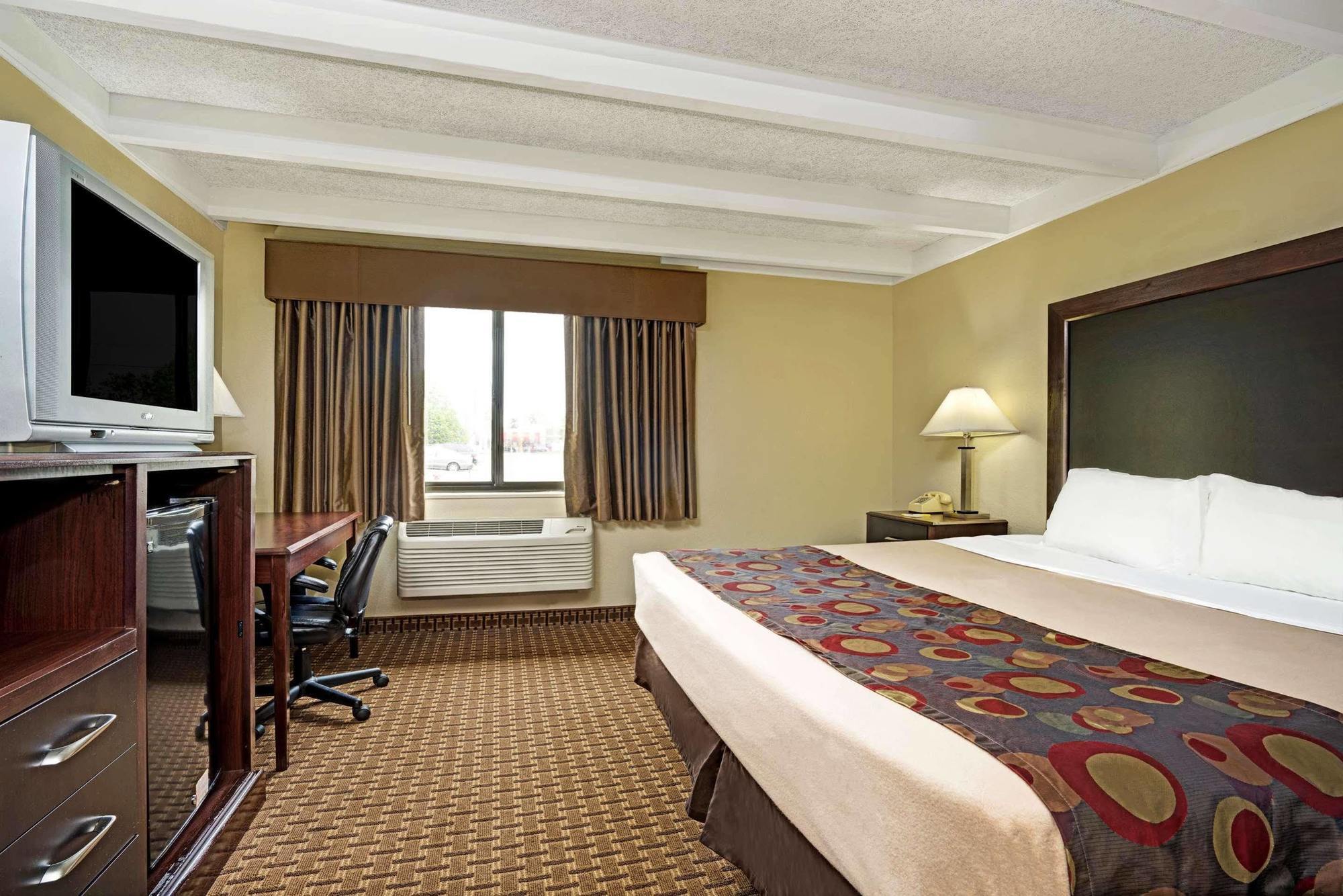 Days Inn By Wyndham Bloomington West Exteriér fotografie