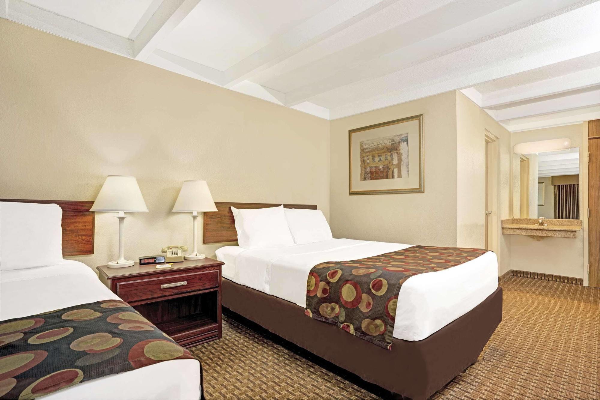 Days Inn By Wyndham Bloomington West Exteriér fotografie