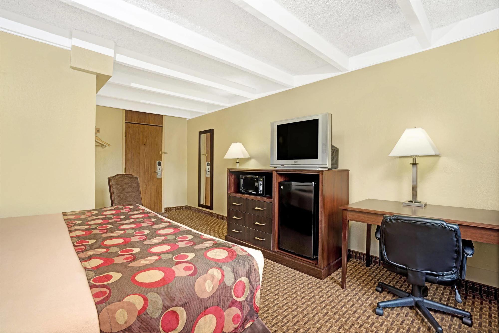 Days Inn By Wyndham Bloomington West Exteriér fotografie