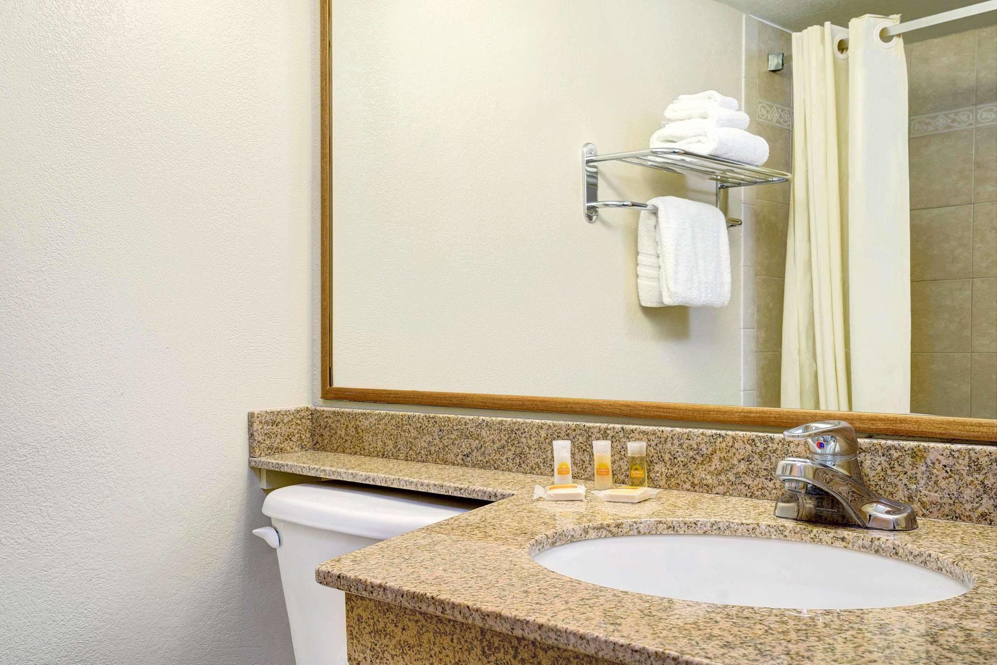 Days Inn By Wyndham Bloomington West Exteriér fotografie