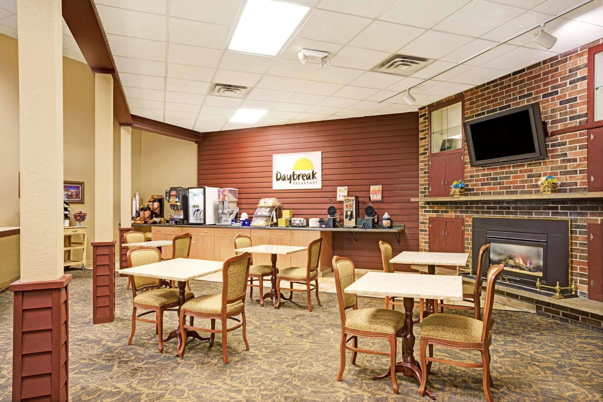 Days Inn By Wyndham Bloomington West Exteriér fotografie