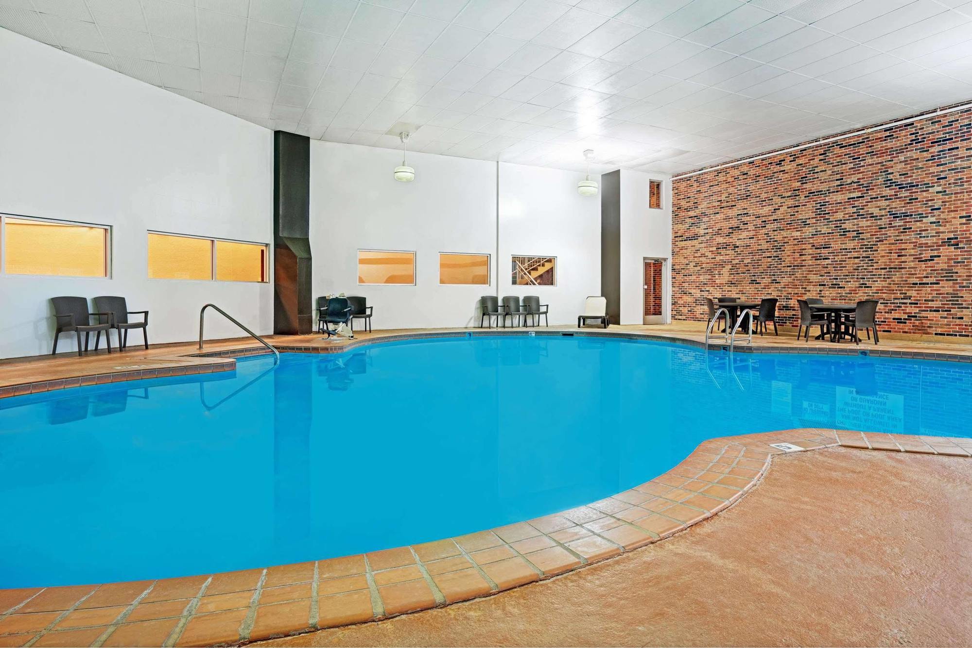 Days Inn By Wyndham Bloomington West Exteriér fotografie