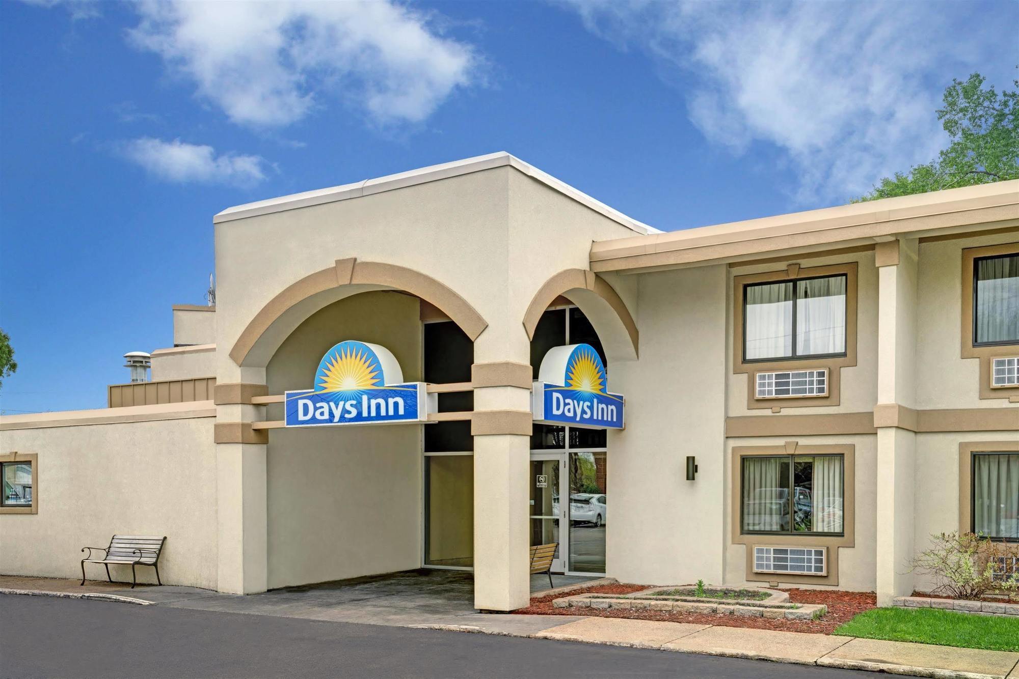Days Inn By Wyndham Bloomington West Exteriér fotografie
