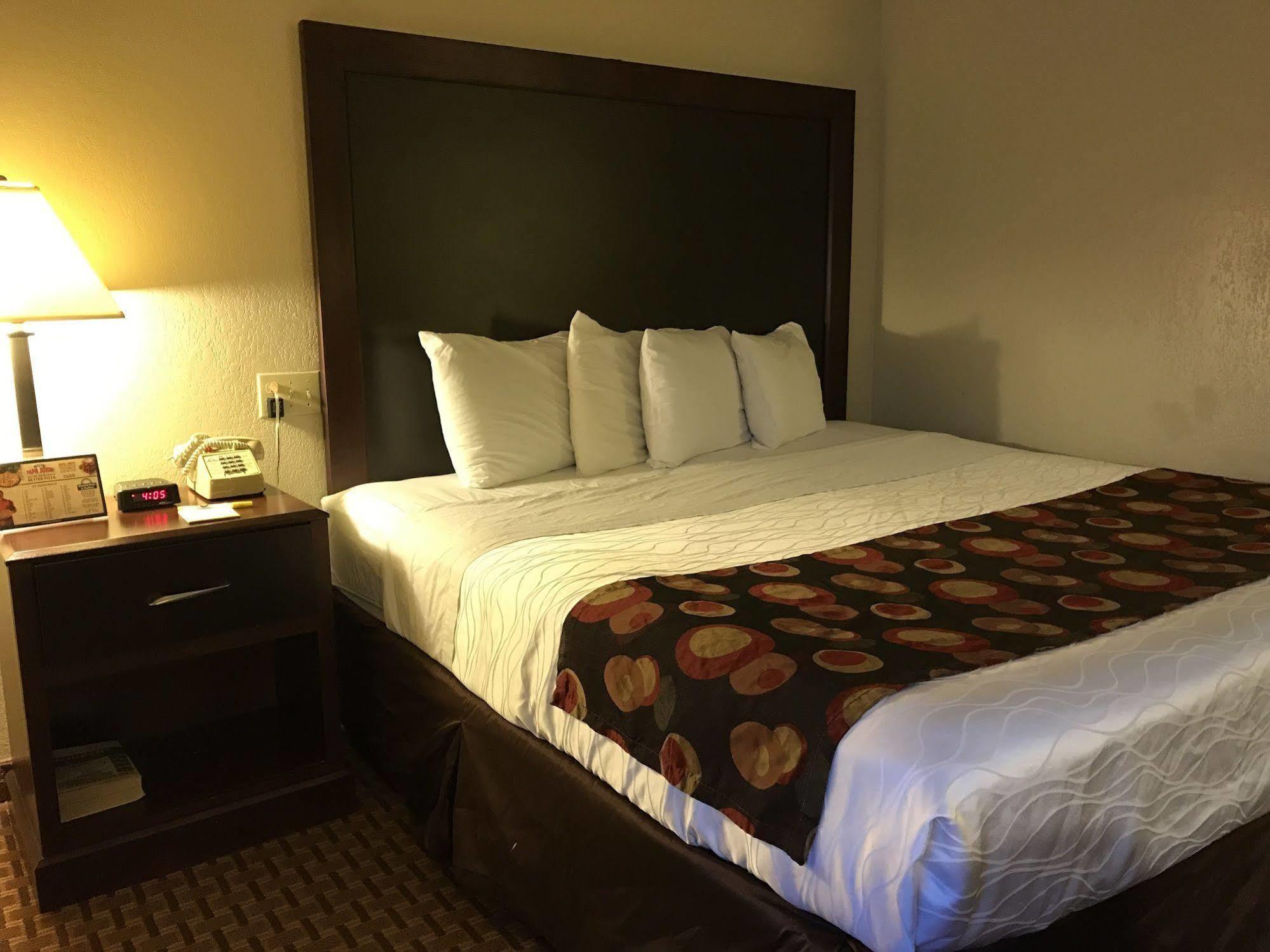 Days Inn By Wyndham Bloomington West Exteriér fotografie